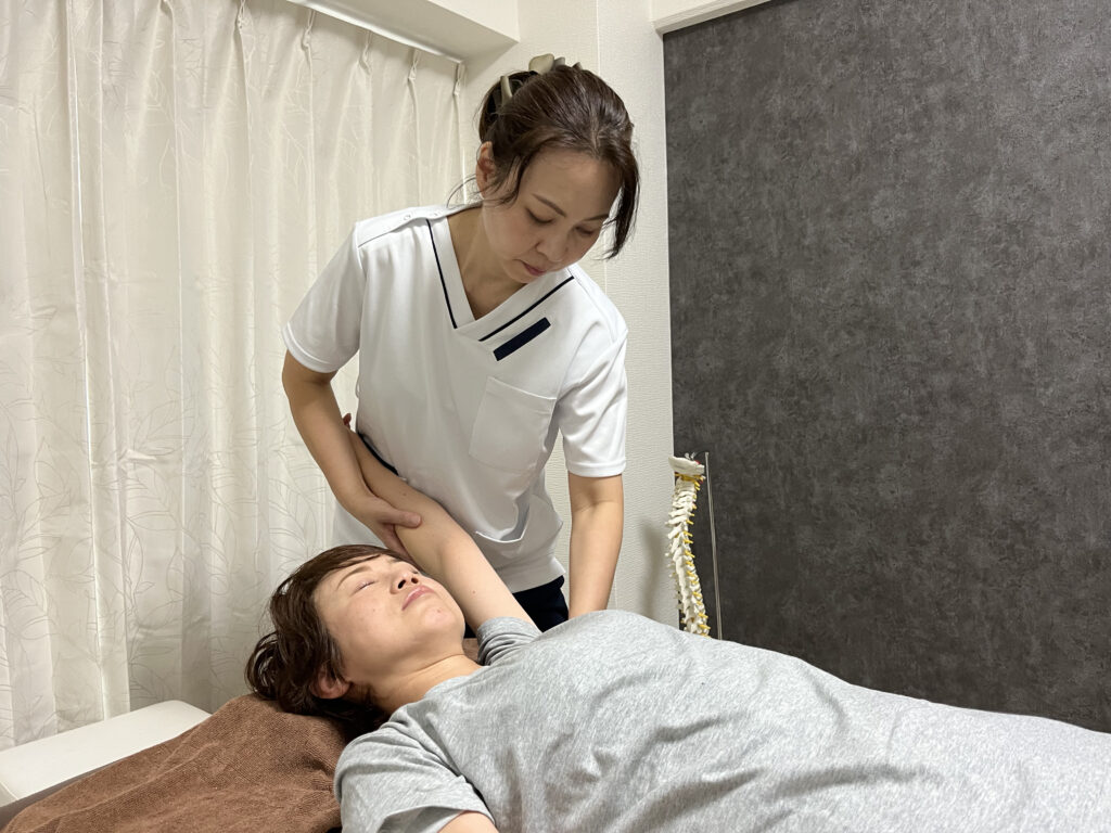 肩こりの施術の様子