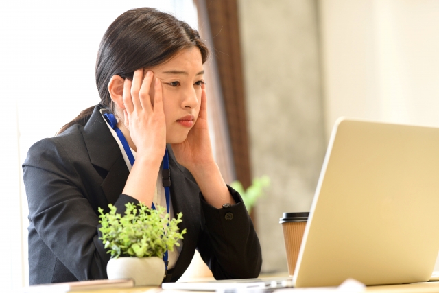 頭痛に悩む女性