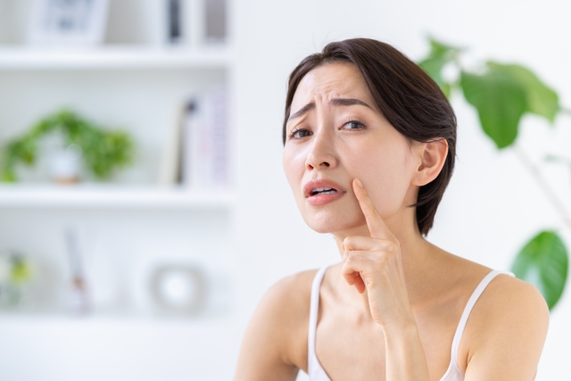 お肌に悩む女性