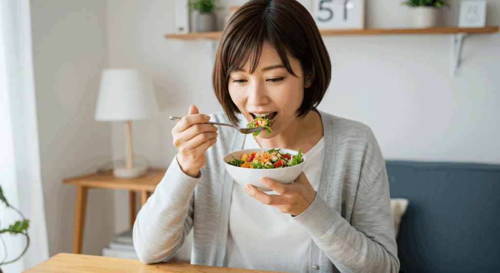 野菜を食べる女性