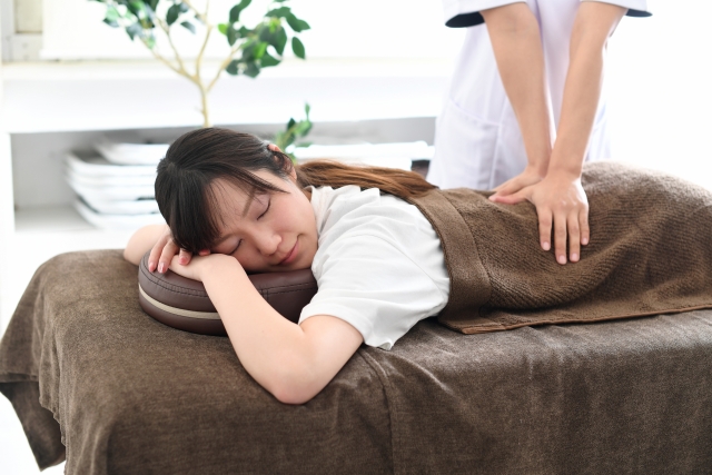 整体を受ける女性